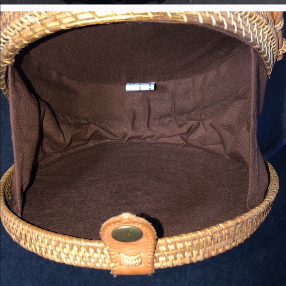 Large rattan round purse with leather strap - Picture 6 of 10